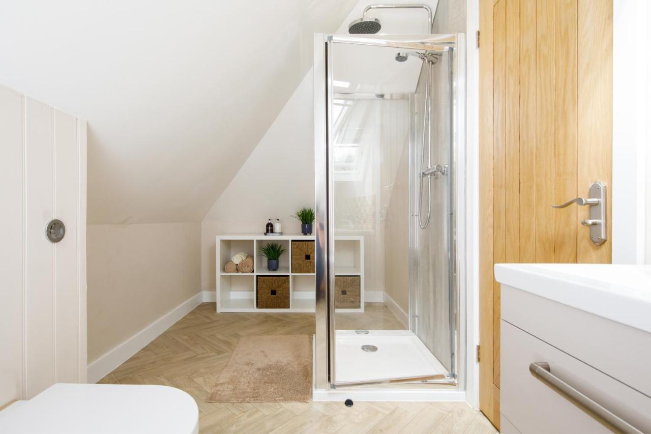 'Orchard Croft Lodge - Chichester', Book-Direct, New Home 1,367 Sq' Ft' , Can Sleep 8 On Request , Split & Link 'Super King' Size Beds, Free Wi-Fi, Sky Tv & Sky Sports, 9 - Minutes From West Wittering Beach, Very Quiet Location, Dog Friendly エクステリア 写真