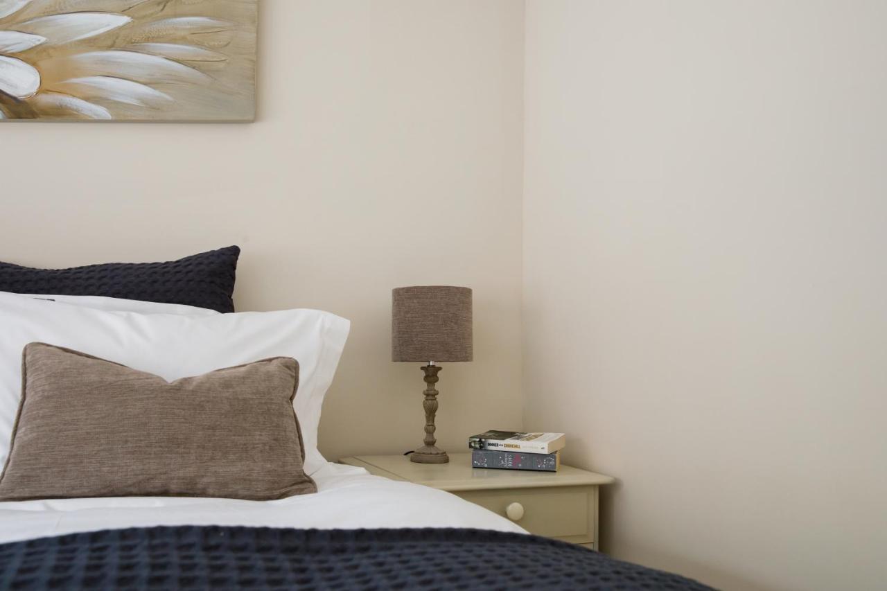 'Orchard Croft Lodge - Chichester', Book-Direct, New Home 1,367 Sq' Ft' , Can Sleep 8 On Request , Split & Link 'Super King' Size Beds, Free Wi-Fi, Sky Tv & Sky Sports, 9 - Minutes From West Wittering Beach, Very Quiet Location, Dog Friendly エクステリア 写真