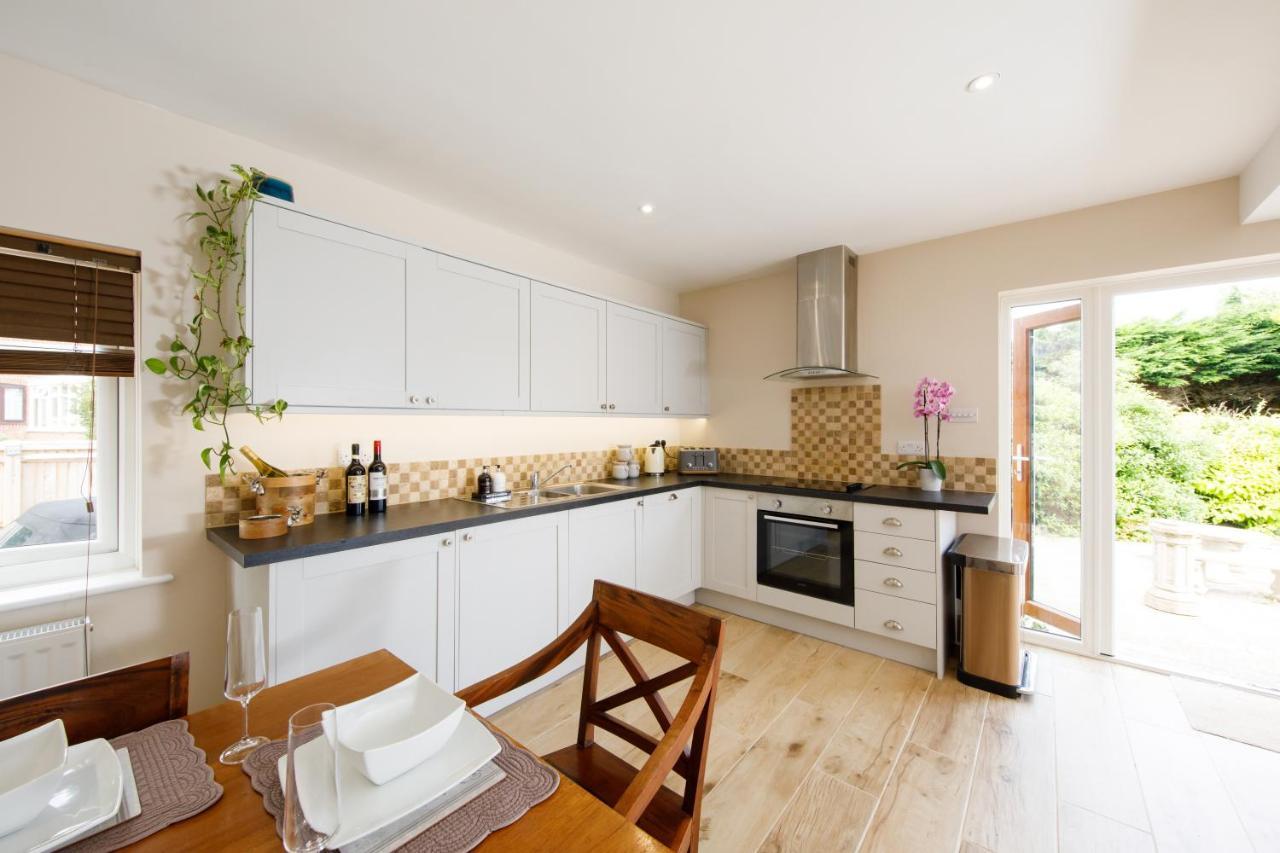 'Orchard Croft Lodge - Chichester', Book-Direct, New Home 1,367 Sq' Ft' , Can Sleep 8 On Request , Split & Link 'Super King' Size Beds, Free Wi-Fi, Sky Tv & Sky Sports, 9 - Minutes From West Wittering Beach, Very Quiet Location, Dog Friendly エクステリア 写真