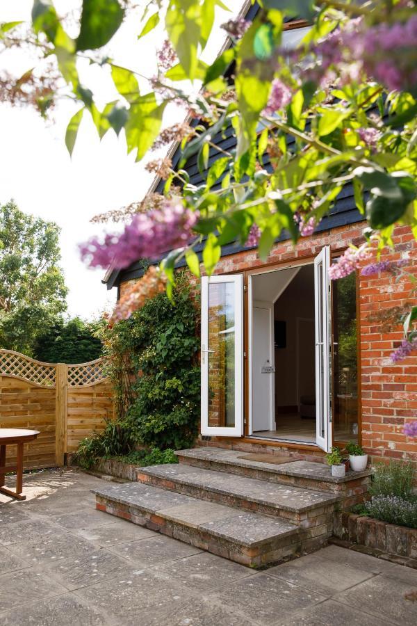 'Orchard Croft Lodge - Chichester', Book-Direct, New Home 1,367 Sq' Ft' , Can Sleep 8 On Request , Split & Link 'Super King' Size Beds, Free Wi-Fi, Sky Tv & Sky Sports, 9 - Minutes From West Wittering Beach, Very Quiet Location, Dog Friendly エクステリア 写真