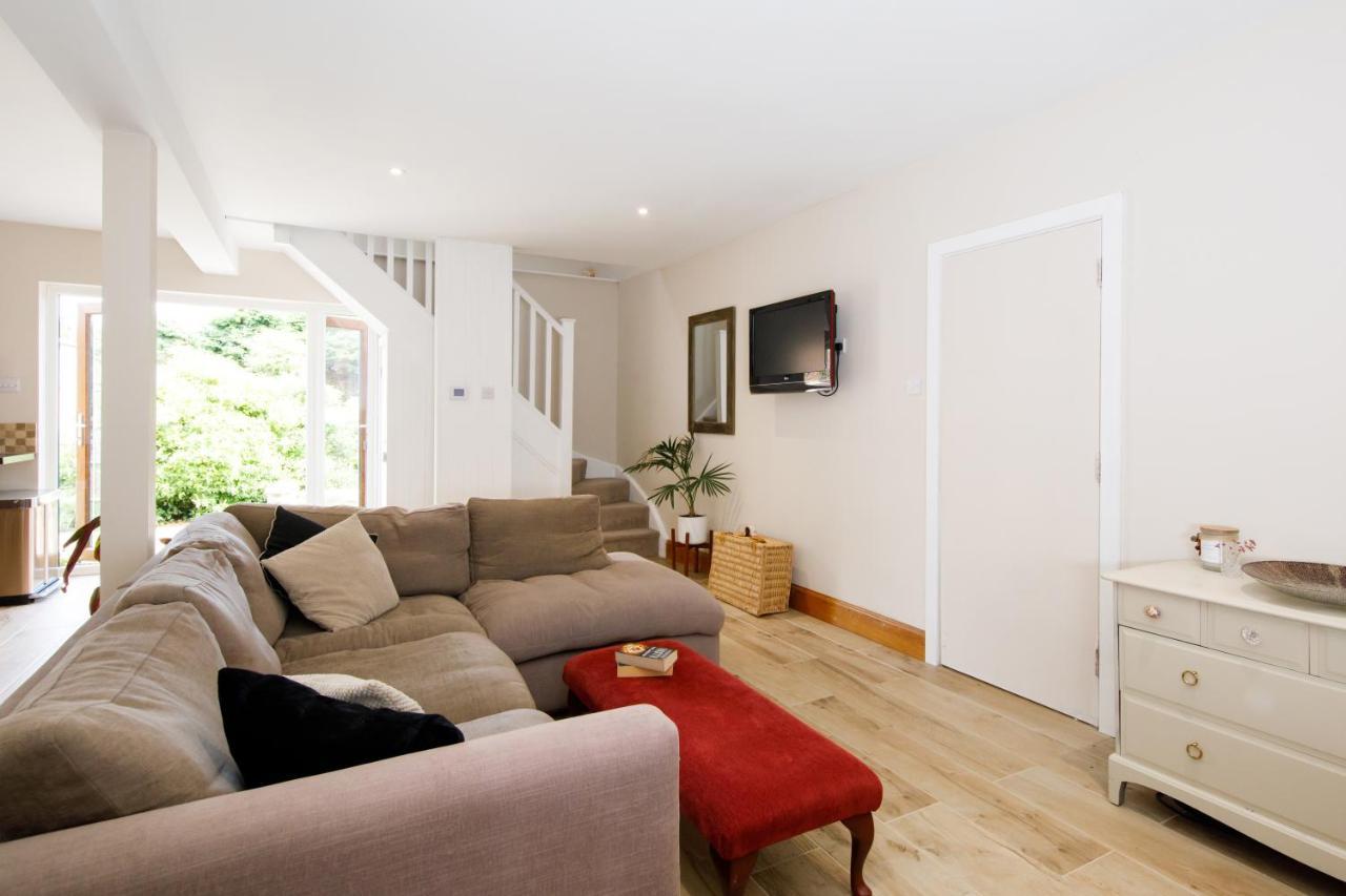 'Orchard Croft Lodge - Chichester', Book-Direct, New Home 1,367 Sq' Ft' , Can Sleep 8 On Request , Split & Link 'Super King' Size Beds, Free Wi-Fi, Sky Tv & Sky Sports, 9 - Minutes From West Wittering Beach, Very Quiet Location, Dog Friendly エクステリア 写真