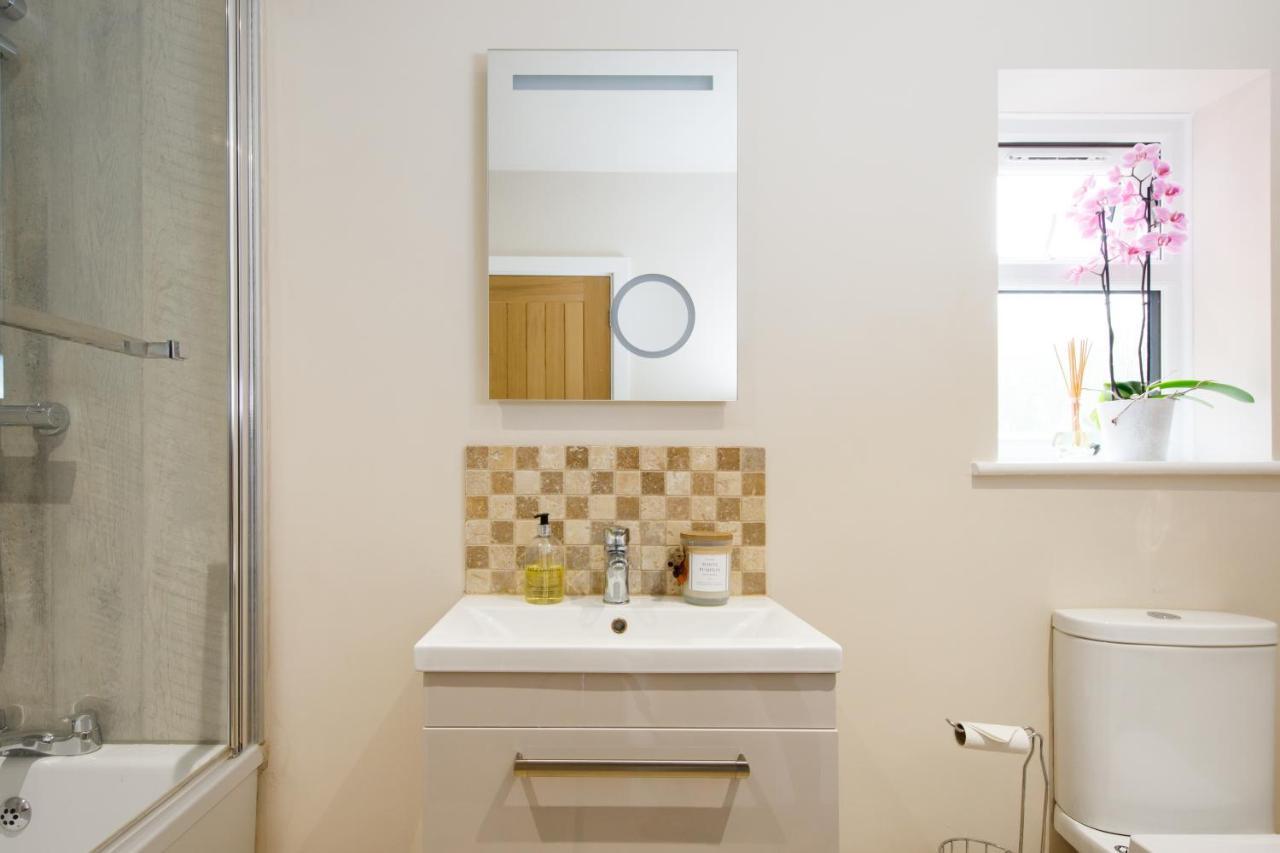 'Orchard Croft Lodge - Chichester', Book-Direct, New Home 1,367 Sq' Ft' , Can Sleep 8 On Request , Split & Link 'Super King' Size Beds, Free Wi-Fi, Sky Tv & Sky Sports, 9 - Minutes From West Wittering Beach, Very Quiet Location, Dog Friendly エクステリア 写真
