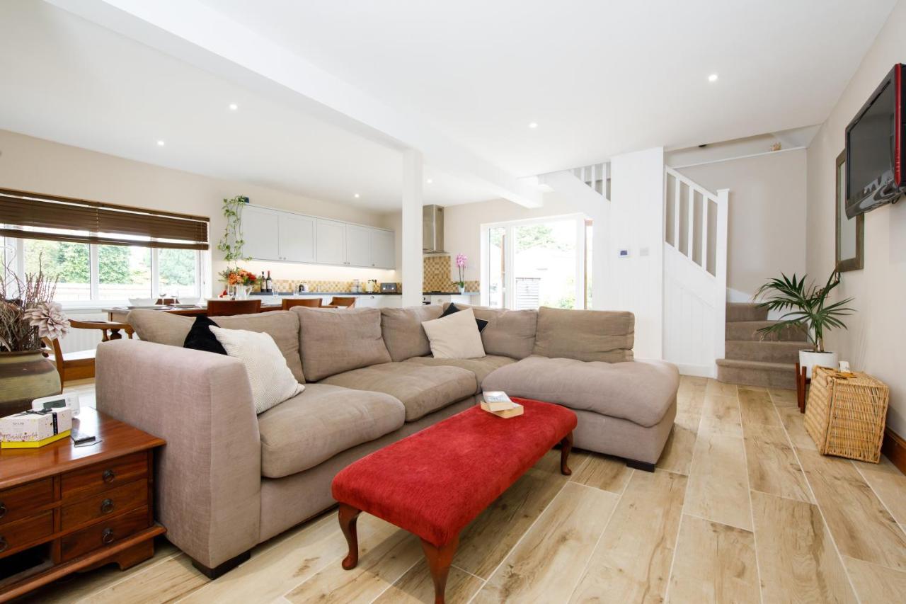 'Orchard Croft Lodge - Chichester', Book-Direct, New Home 1,367 Sq' Ft' , Can Sleep 8 On Request , Split & Link 'Super King' Size Beds, Free Wi-Fi, Sky Tv & Sky Sports, 9 - Minutes From West Wittering Beach, Very Quiet Location, Dog Friendly エクステリア 写真