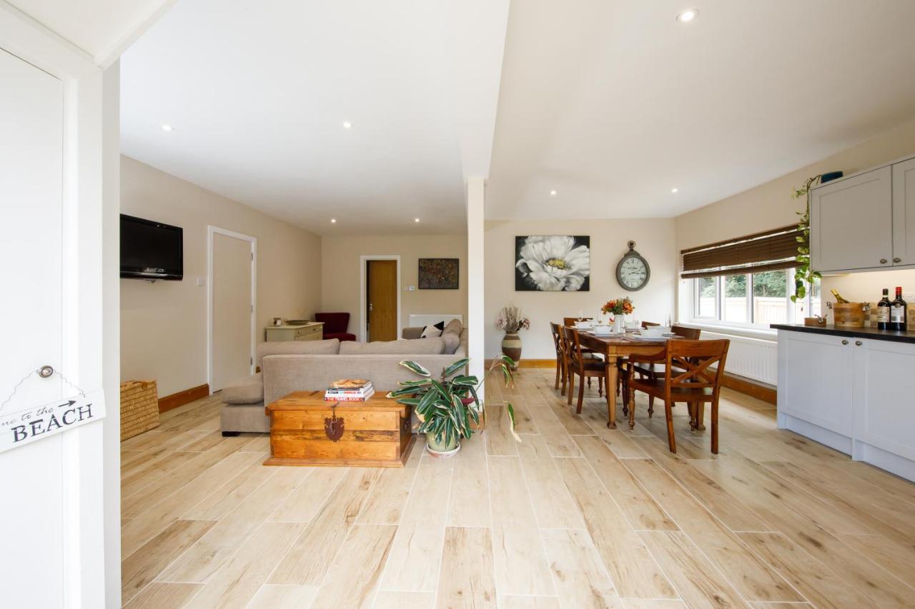 'Orchard Croft Lodge - Chichester', Book-Direct, New Home 1,367 Sq' Ft' , Can Sleep 8 On Request , Split & Link 'Super King' Size Beds, Free Wi-Fi, Sky Tv & Sky Sports, 9 - Minutes From West Wittering Beach, Very Quiet Location, Dog Friendly エクステリア 写真