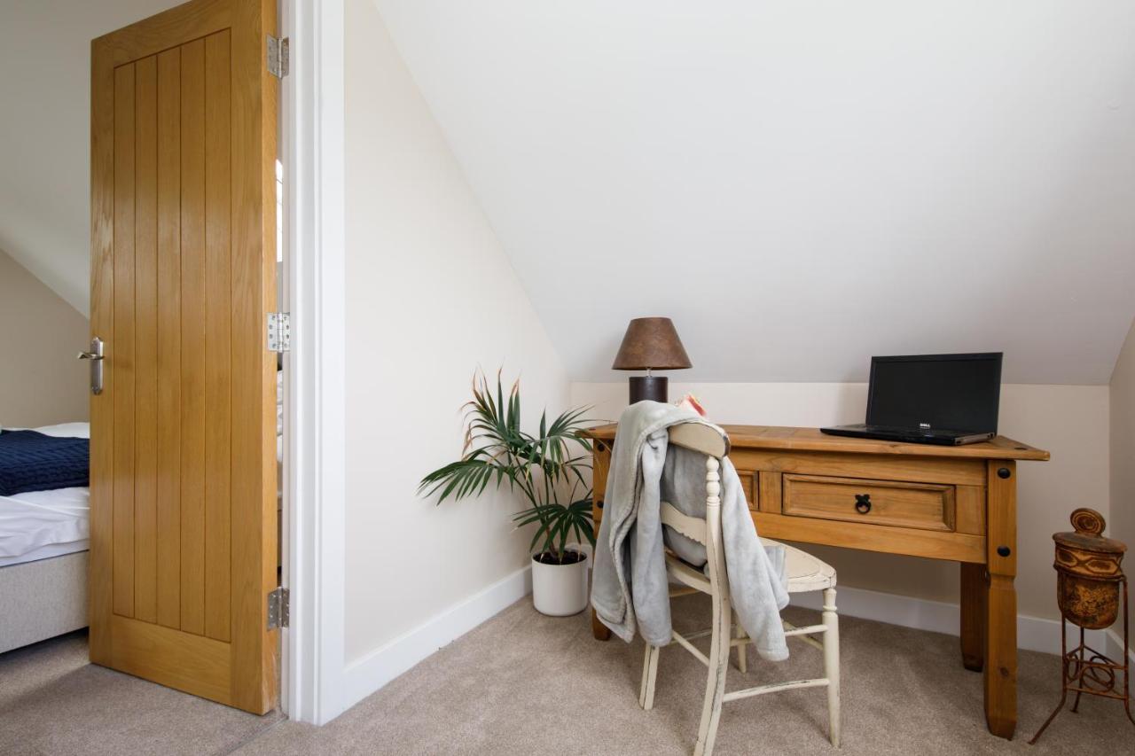 'Orchard Croft Lodge - Chichester', Book-Direct, New Home 1,367 Sq' Ft' , Can Sleep 8 On Request , Split & Link 'Super King' Size Beds, Free Wi-Fi, Sky Tv & Sky Sports, 9 - Minutes From West Wittering Beach, Very Quiet Location, Dog Friendly エクステリア 写真