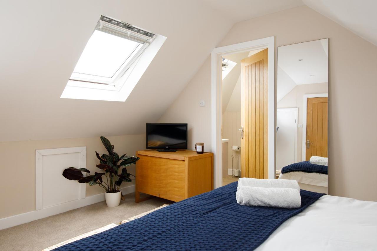 'Orchard Croft Lodge - Chichester', Book-Direct, New Home 1,367 Sq' Ft' , Can Sleep 8 On Request , Split & Link 'Super King' Size Beds, Free Wi-Fi, Sky Tv & Sky Sports, 9 - Minutes From West Wittering Beach, Very Quiet Location, Dog Friendly エクステリア 写真