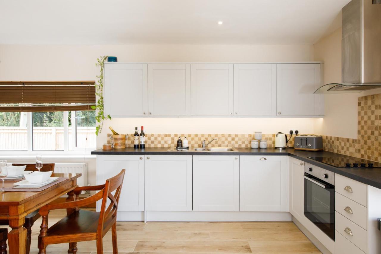 'Orchard Croft Lodge - Chichester', Book-Direct, New Home 1,367 Sq' Ft' , Can Sleep 8 On Request , Split & Link 'Super King' Size Beds, Free Wi-Fi, Sky Tv & Sky Sports, 9 - Minutes From West Wittering Beach, Very Quiet Location, Dog Friendly エクステリア 写真