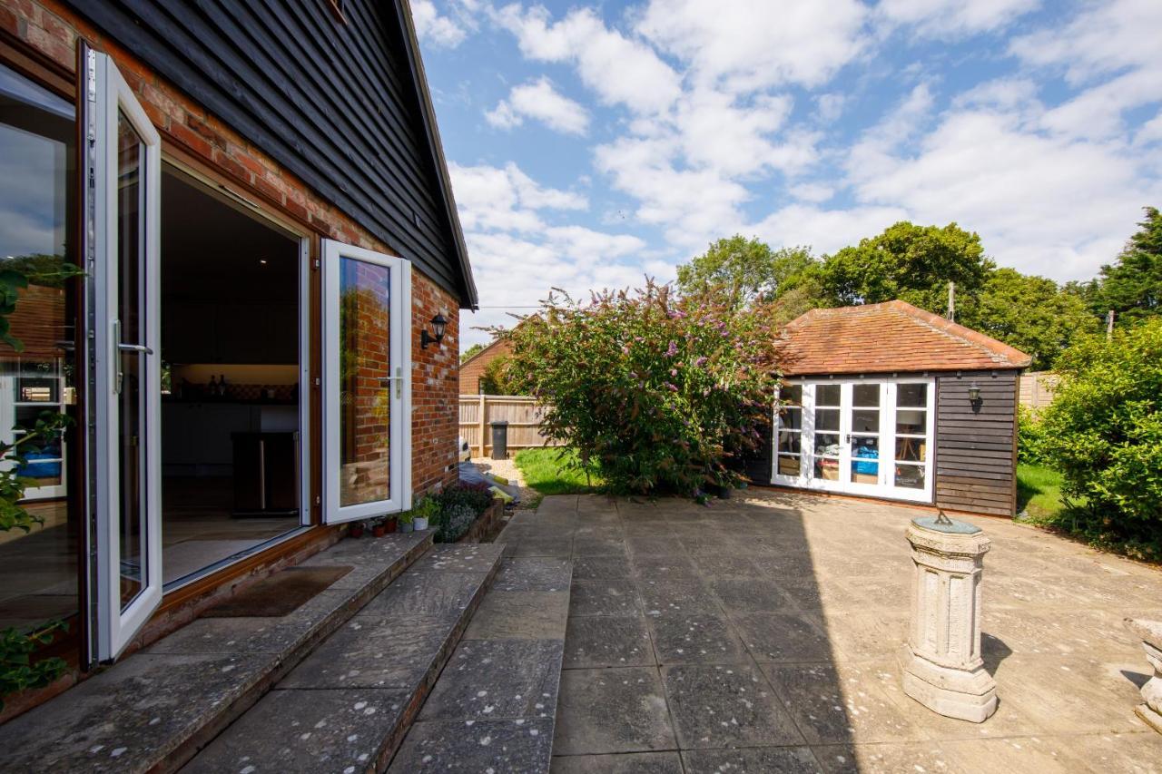 'Orchard Croft Lodge - Chichester', Book-Direct, New Home 1,367 Sq' Ft' , Can Sleep 8 On Request , Split & Link 'Super King' Size Beds, Free Wi-Fi, Sky Tv & Sky Sports, 9 - Minutes From West Wittering Beach, Very Quiet Location, Dog Friendly エクステリア 写真