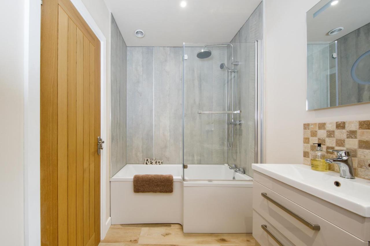 'Orchard Croft Lodge - Chichester', Book-Direct, New Home 1,367 Sq' Ft' , Can Sleep 8 On Request , Split & Link 'Super King' Size Beds, Free Wi-Fi, Sky Tv & Sky Sports, 9 - Minutes From West Wittering Beach, Very Quiet Location, Dog Friendly エクステリア 写真