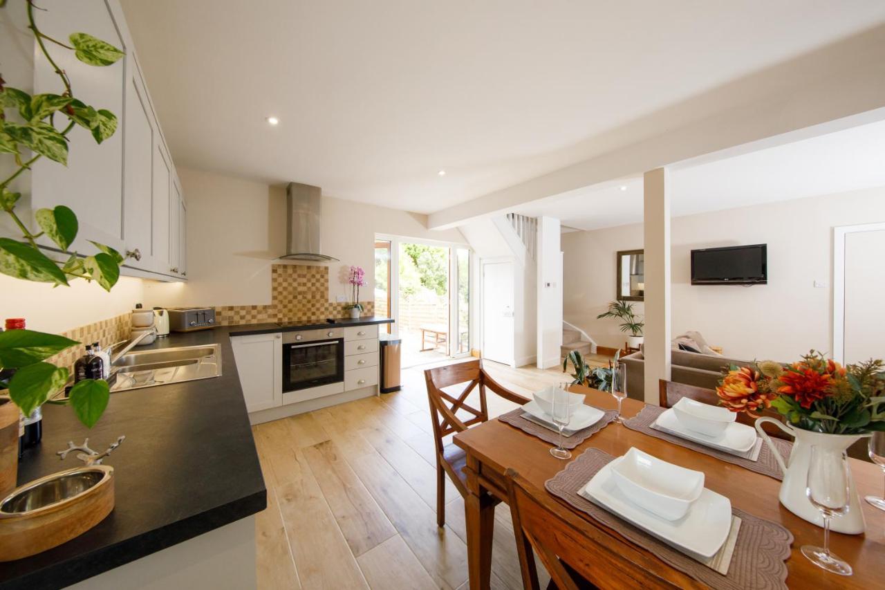 'Orchard Croft Lodge - Chichester', Book-Direct, New Home 1,367 Sq' Ft' , Can Sleep 8 On Request , Split & Link 'Super King' Size Beds, Free Wi-Fi, Sky Tv & Sky Sports, 9 - Minutes From West Wittering Beach, Very Quiet Location, Dog Friendly エクステリア 写真