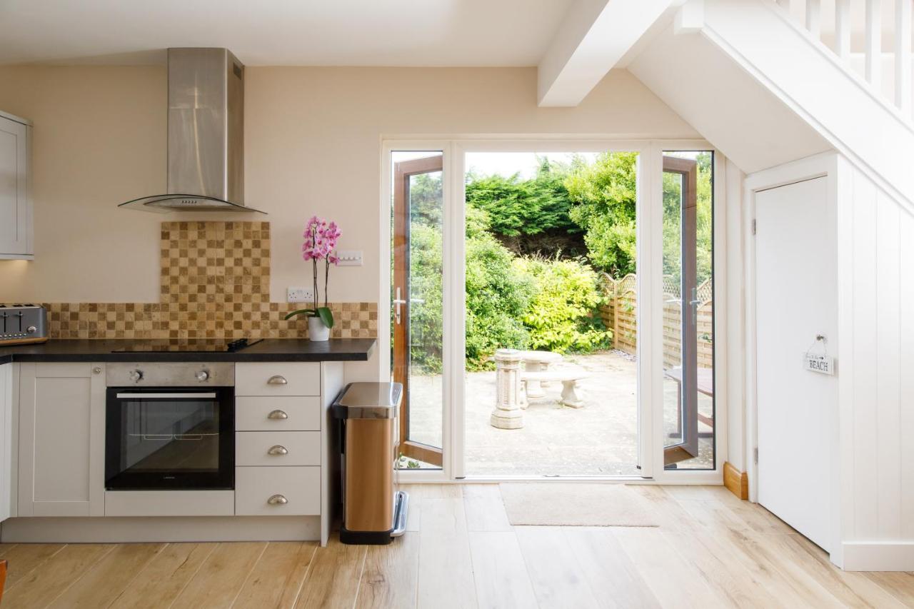 'Orchard Croft Lodge - Chichester', Book-Direct, New Home 1,367 Sq' Ft' , Can Sleep 8 On Request , Split & Link 'Super King' Size Beds, Free Wi-Fi, Sky Tv & Sky Sports, 9 - Minutes From West Wittering Beach, Very Quiet Location, Dog Friendly エクステリア 写真
