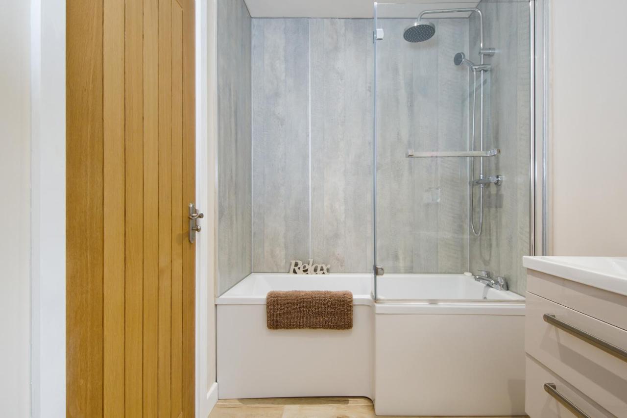 'Orchard Croft Lodge - Chichester', Book-Direct, New Home 1,367 Sq' Ft' , Can Sleep 8 On Request , Split & Link 'Super King' Size Beds, Free Wi-Fi, Sky Tv & Sky Sports, 9 - Minutes From West Wittering Beach, Very Quiet Location, Dog Friendly エクステリア 写真