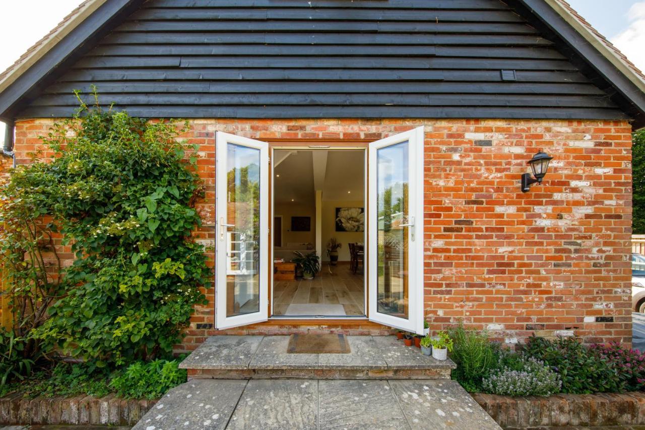 'Orchard Croft Lodge - Chichester', Book-Direct, New Home 1,367 Sq' Ft' , Can Sleep 8 On Request , Split & Link 'Super King' Size Beds, Free Wi-Fi, Sky Tv & Sky Sports, 9 - Minutes From West Wittering Beach, Very Quiet Location, Dog Friendly エクステリア 写真