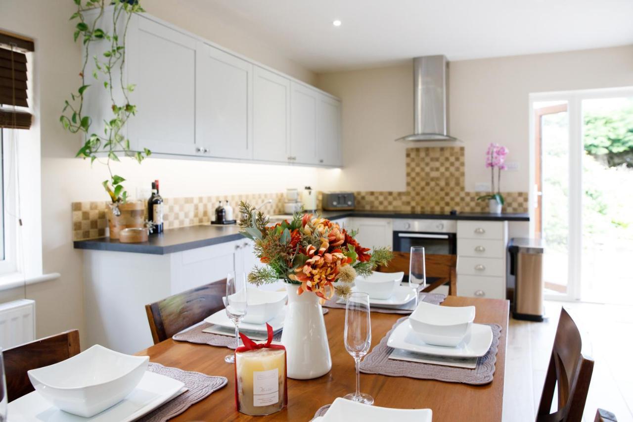 'Orchard Croft Lodge - Chichester', Book-Direct, New Home 1,367 Sq' Ft' , Can Sleep 8 On Request , Split & Link 'Super King' Size Beds, Free Wi-Fi, Sky Tv & Sky Sports, 9 - Minutes From West Wittering Beach, Very Quiet Location, Dog Friendly エクステリア 写真