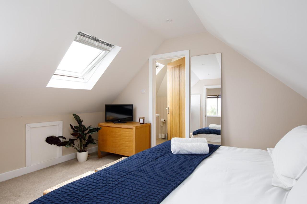 'Orchard Croft Lodge - Chichester', Book-Direct, New Home 1,367 Sq' Ft' , Can Sleep 8 On Request , Split & Link 'Super King' Size Beds, Free Wi-Fi, Sky Tv & Sky Sports, 9 - Minutes From West Wittering Beach, Very Quiet Location, Dog Friendly エクステリア 写真